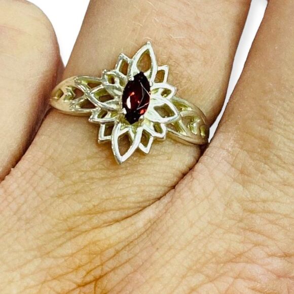 Garnet Gemstone Sterling Silver Celestial Star Ring Size 7 NEW - Picture 3 of 3